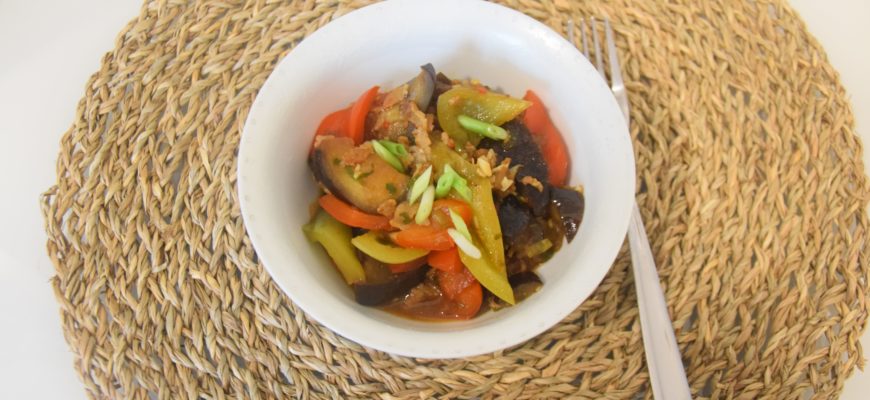 bekon-po-anglijski-zharenyj-s-baklazhanami-i-perczem