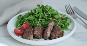 Салат с жареной куриной печенью и салатом руккола