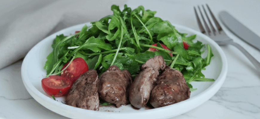Салат с жареной куриной печенью и салатом руккола