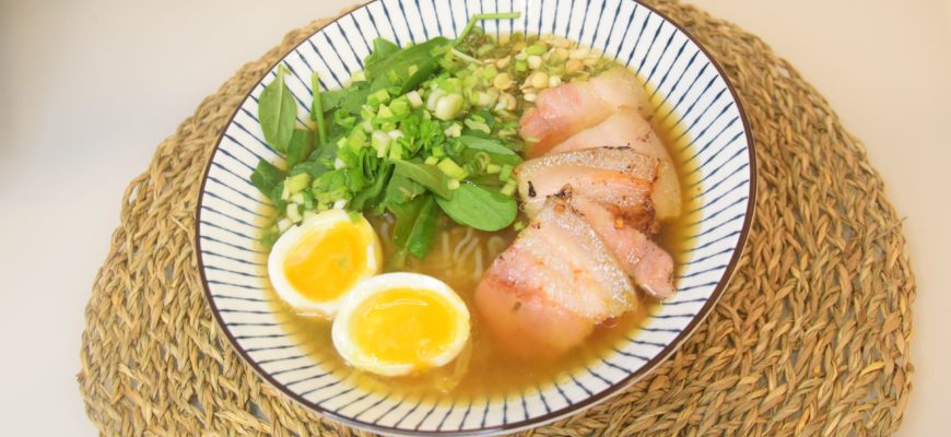 keto-ramen-so-svinoj-grudinkoj