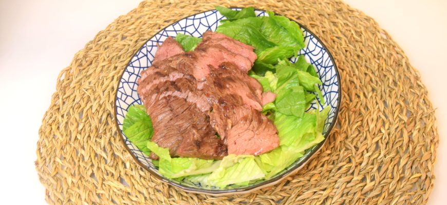 salat-so-stejkom-machete