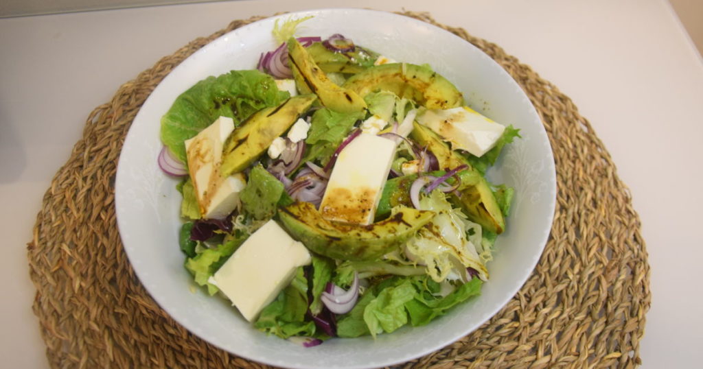 salat-s-avokado-gril