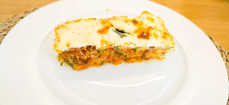 Лазанья болоньезе с цуккини и моцареллой