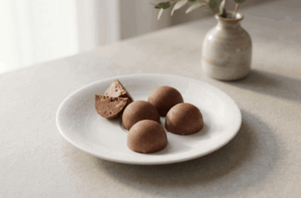 клубничные конфеты без сахара с какао и фундуком в силиконовой форме
