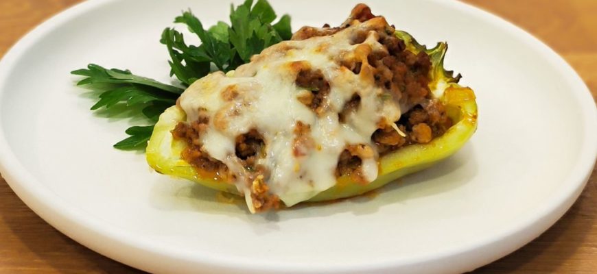 Запеченный фаршированный перец с соусом болоньезе