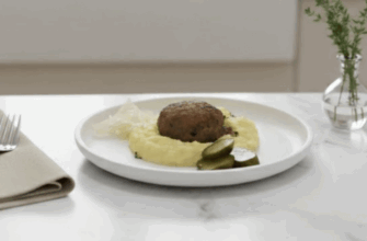Котлеты из телятины с сыром Шольбрунн и пюре из репы на тарелке — кето-дружелюбный ужин без углеводов