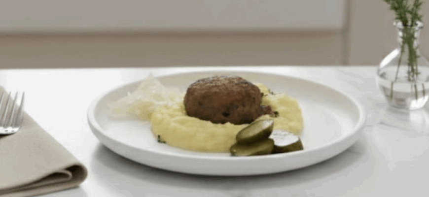 Котлеты из телятины с сыром Шольбрунн и пюре из репы на тарелке — кето-дружелюбный ужин без углеводов