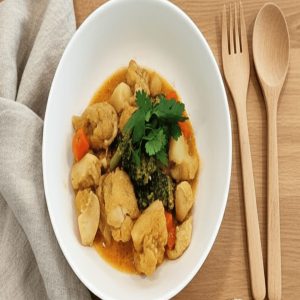 жёлтый карри с курицей, брокколи и цветной капустой на кокосовых сливках