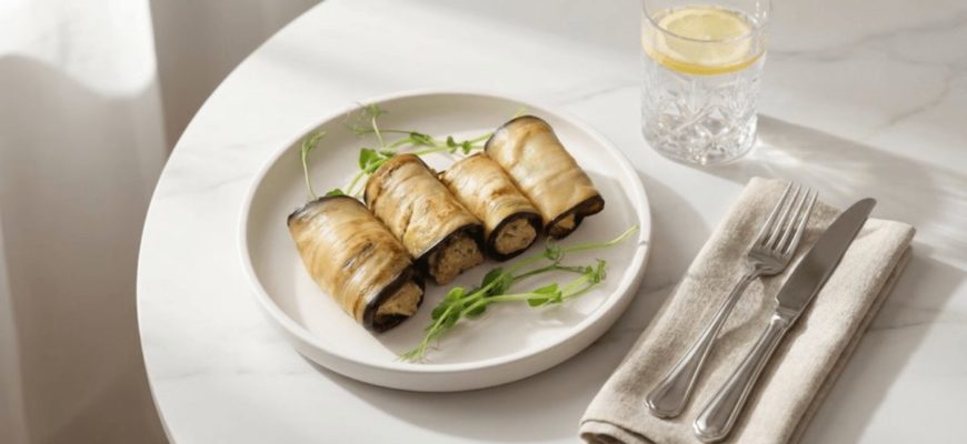 Рулетики из баклажанов с грецкими орехами на тарелке