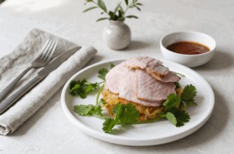 карбонат в духовке, нарезанный тонкими пластинами, с овощным жульеном и красным соусом